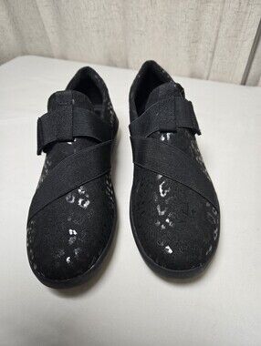 Clarks Collection Ladies Slip On Black Animal Print Shoe Size 9. NWOT